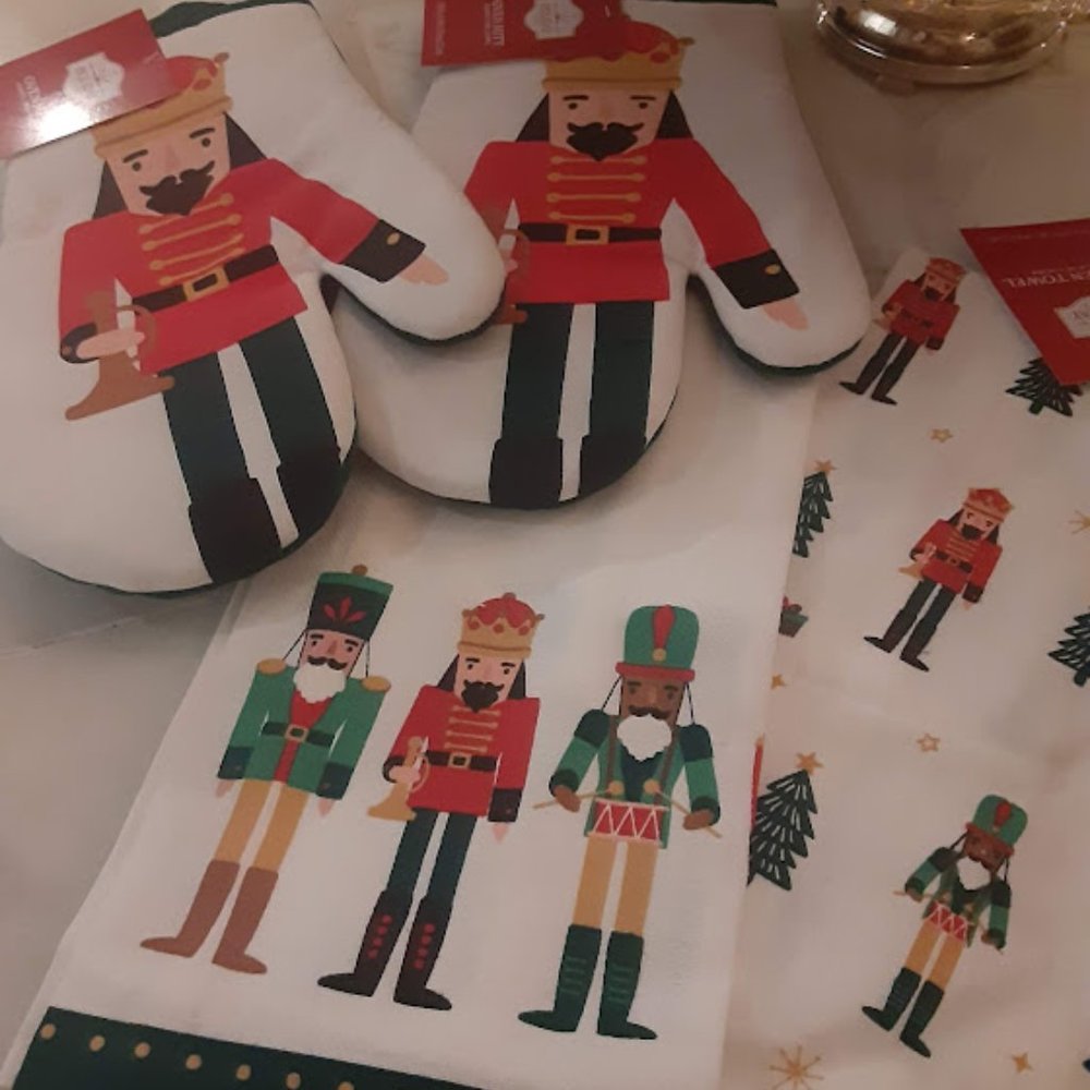 Nutcracker oven mitts and Dish towels